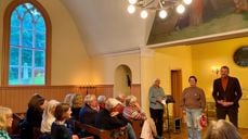 Jorunn Wiik fra Tangen kapells komité mottar diplom og pengegave fra Fortidsminneforeningen, representert ved Ingunn Emdal og Ole Jakob Holt . Foto: Elisabeth Helgeland Wold