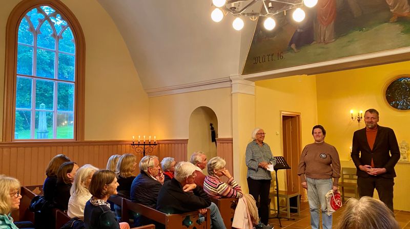 Jorunn Wiik fra Tangen kapells komité mottar diplom og pengegave fra Fortidsminneforeningen, representert ved Ingunn Emdal og Ole Jakob Holt . Foto: Elisabeth Helgeland Wold