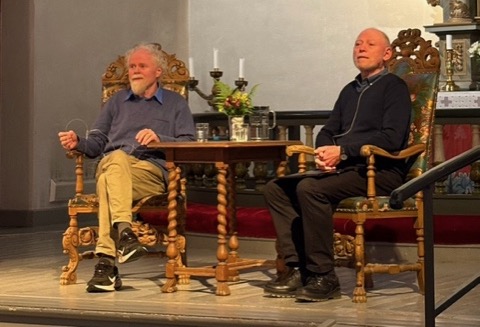 Julian Kramer (t.h.) i samtale med Sverre Pedersen i Asker kirke.