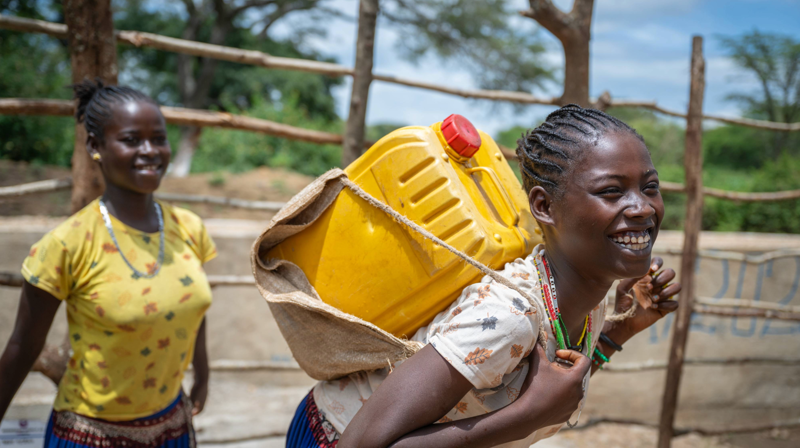 Foto: Håvard Bjelland. Gaba (13) og Tsion (12) ber vatnet heim.