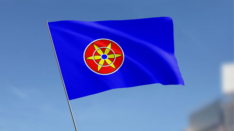 Det kvenske flagget som vaier i vinden.