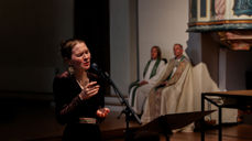 Marja Mortensson sang unger åpningsgudstjenesten. Foto: Kirkerådet