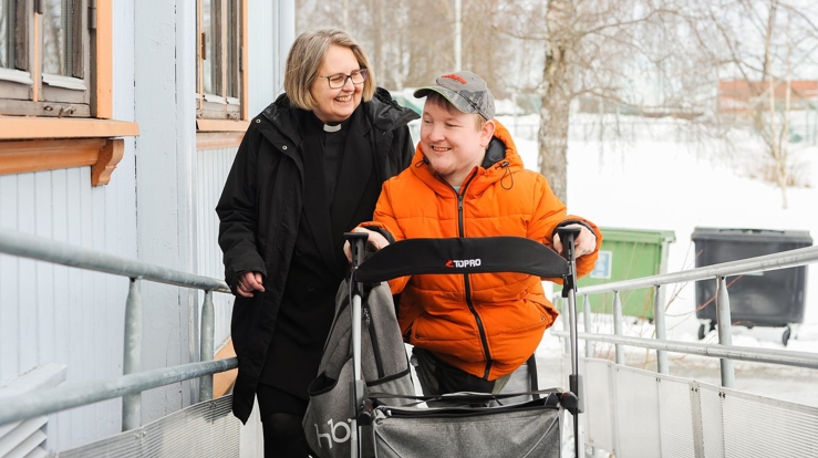 Illustrasjonsbilde: I forslaget til vedtak står det at fysiske og ikke-fysiske barrierer skal fjernes i alt arbeid i kirken. Bildet viser mennesker som bruker rampen utenfor Skedsmo kirke. Foto: Den norske kirke
