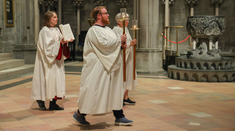 Evangelieprosesjon under gudstjenesten i Nidarosdomen søndag. Foto: Den norske kirke.