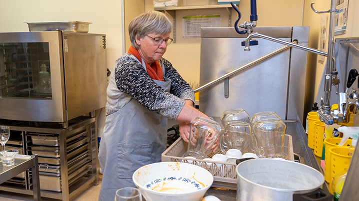 Oppvask på kjøkken i kirken. Kirken er helt avhengig av frivillige.