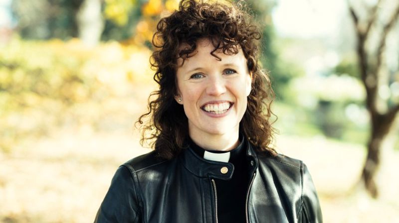 Prest på skolebenk og i kirkerom. (Ill.foto: Jarle Hvidsten)