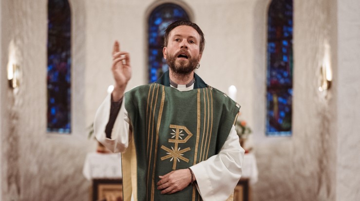 Kyrkja sine liturgiar er tilgjengeleg på fleire språk. Foto: Jarle Hagen / Den norske kyrkja