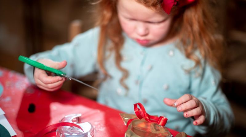 På juleverksted kan man lage julepynt og julegaver. Foto: Den norske kirke / Bo Matihisen