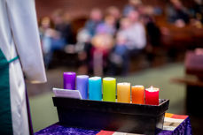 Tenne regnbuelys i fastetiden. (Foto: Bo Mathisen, Den norske kirke). 