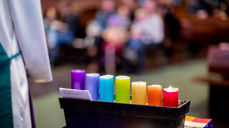 Fint å tenne regnbuelys i fastetiden og lese en bønn. Ved fastetidens slutt lyser hele regnbuen, et tegn på håp og at en ny begynnelse alltid er mulig (foto: Bo Mathisen, Den norske kirke).