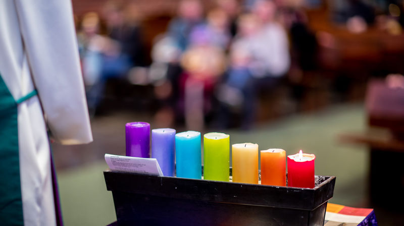 Fint å tenne regnbuelys i fastetiden og lese en bønn. Ved fastetidens slutt lyser hele regnbuen, et tegn på håp og at en ny begynnelse alltid er mulig (foto: Bo Mathisen, Den norske kirke).
