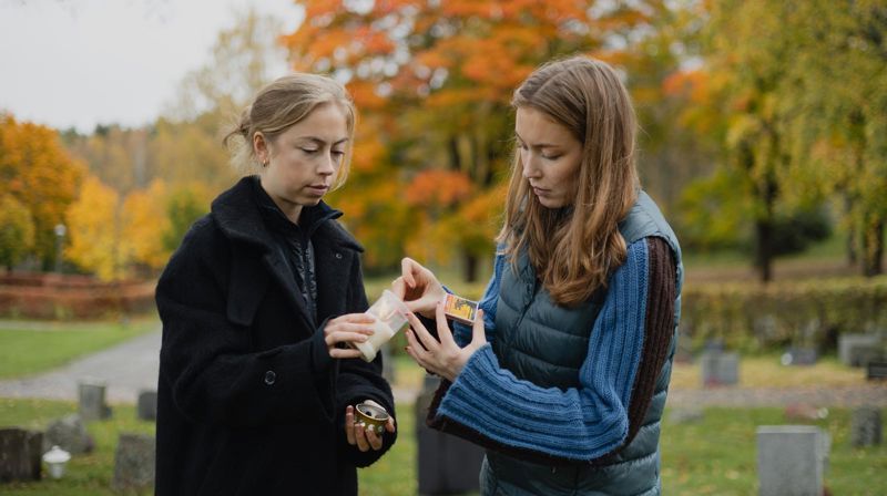 Lystenning på kirkegården.
