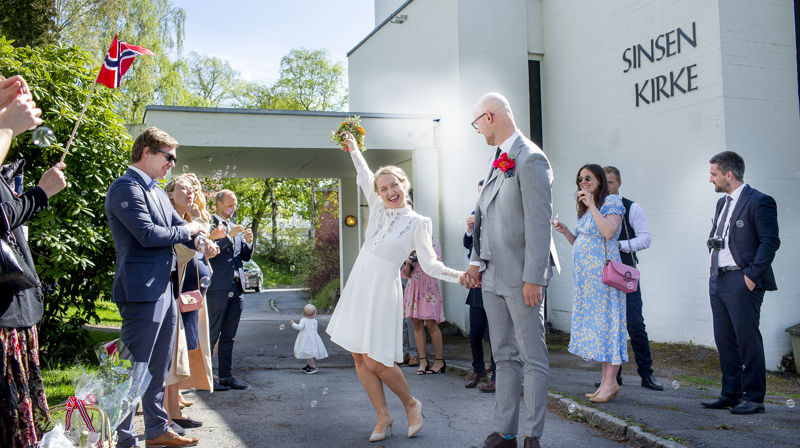 Et jublende par står sammen, omgitt av en ring av sine venner og familie. De er nettopp viet til mann og kone i kirken. Bryllupsfesten er i gang!