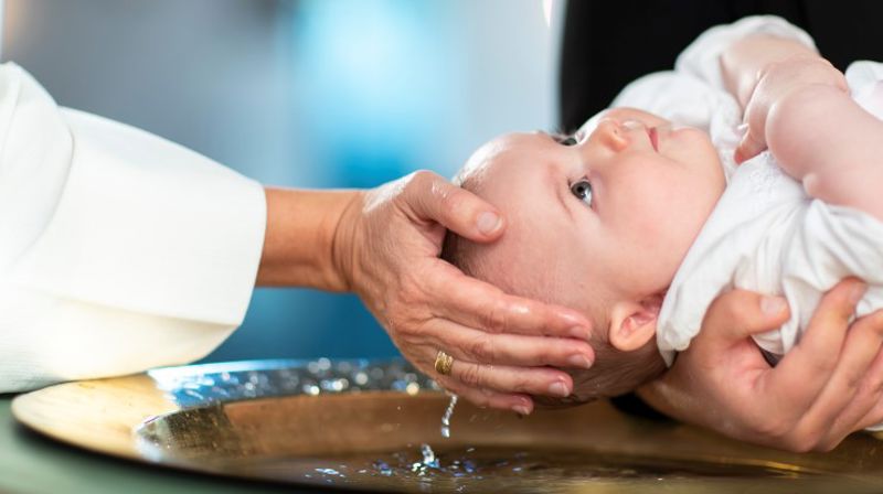 Barn som blir døpt. Foto: Bo Mathisen