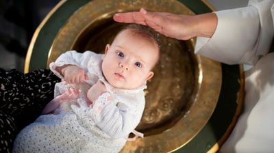 Det er dåp i kirken. Barnet vår vann over hodet.!