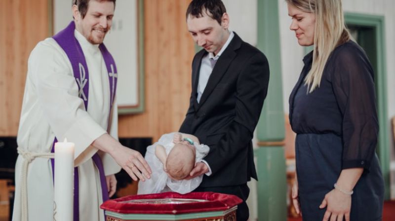 En baby som blir døpt