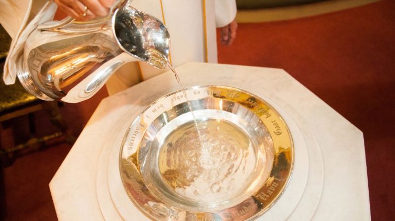 Døpefonten i Sandefjord kirke. Alle kan bli døpt i kirken.