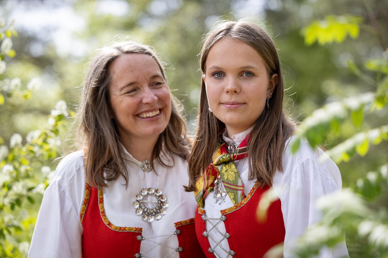 Konfirmant og mor som smiler