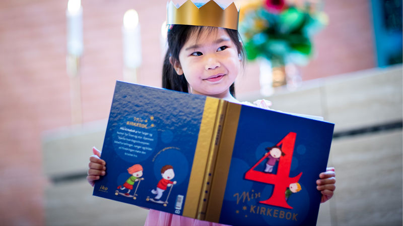 Døpefonten i Tingelstad kirke, med den flott utskårne engelen på foten, kommer opprinnelig fra stavkirka på Grinaker som ble tatt ut av bruk i 1866. Foto: Kirken i Gran.