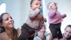 På Knøttesang er det både samling med sang og regler med babyene, og tid til lunsj og prat. Foto: Bo Mathisen