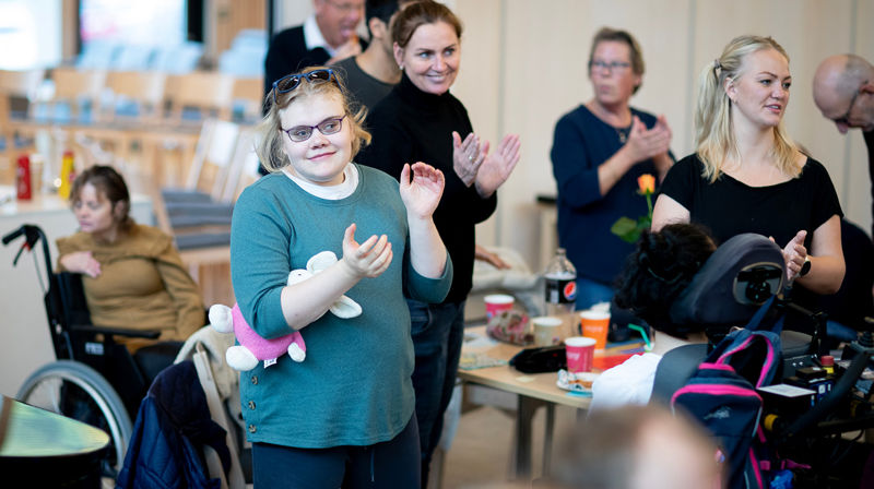 Glad forsamling. Flere klapper og smiler.