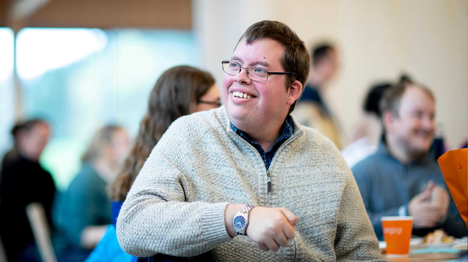 Nært portrett av person som sitter på kirkekaffe