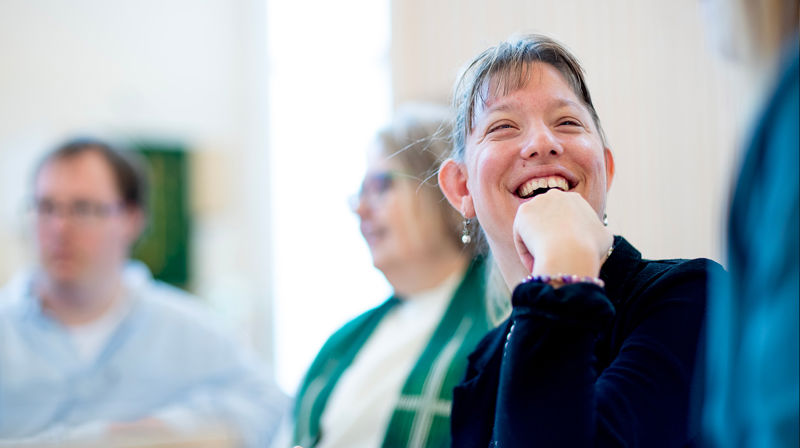 Nært portrett av person som sitter på kirkekaffe