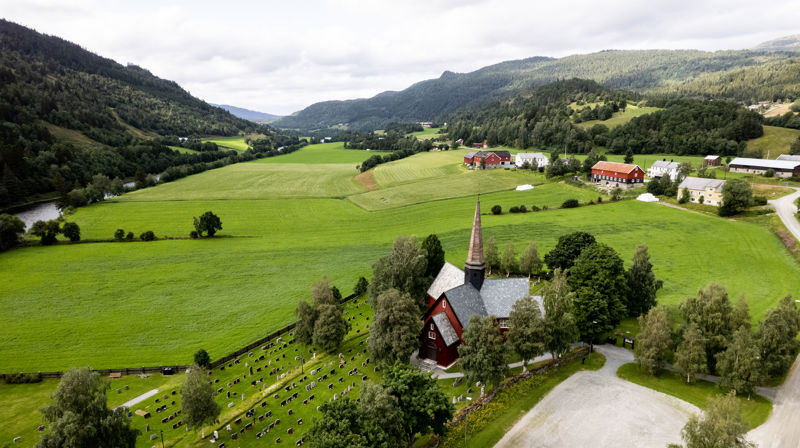 Dronebilde av kirke i naturen