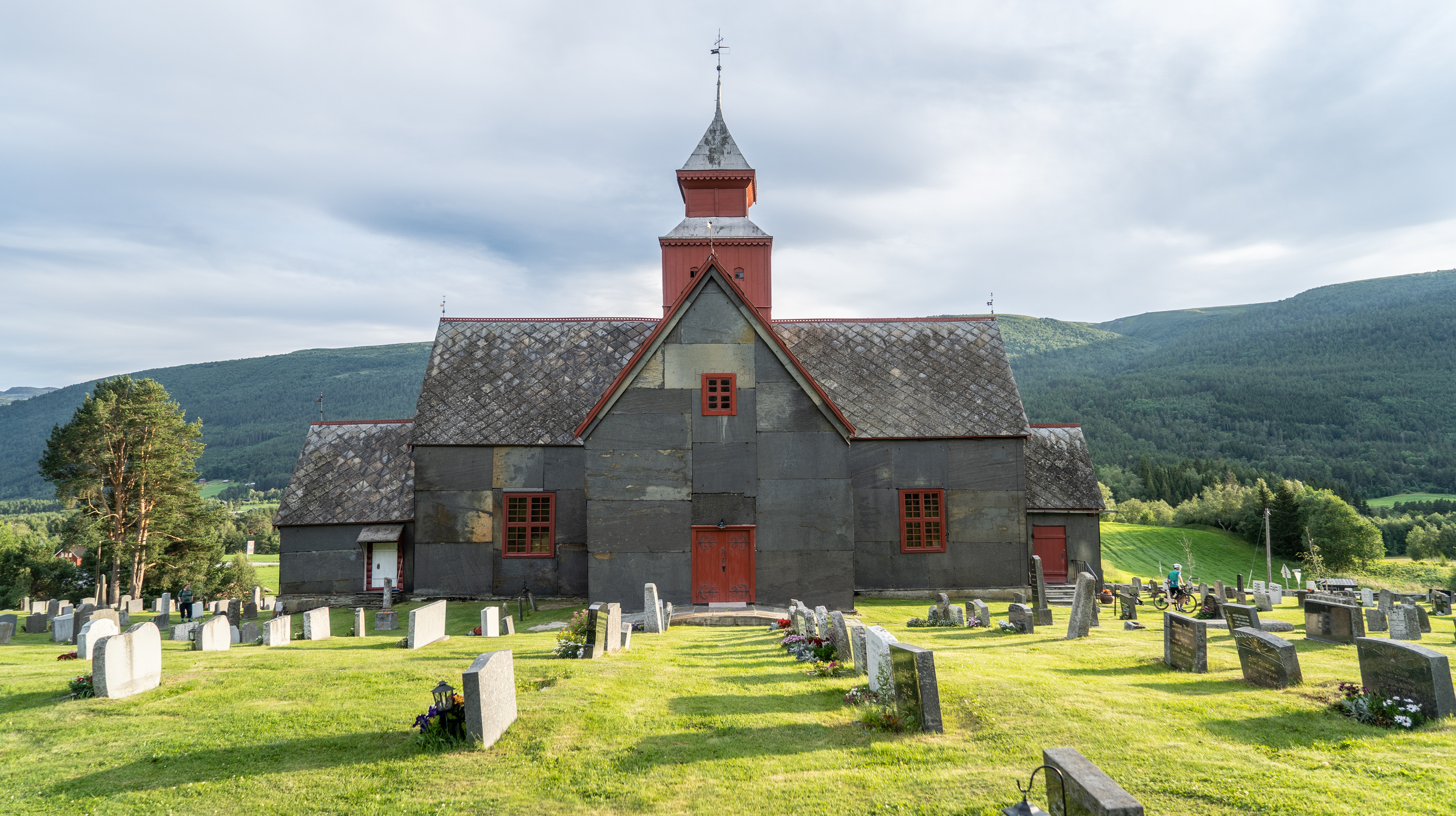 Kirken gir en meningsfull og trygg ramme for avskjeden. Foto: Joakim Birkeland/Den norske kirke.