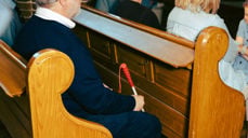 Illustrasjonsbilde av mennesker i kirkerom. Foto: Von