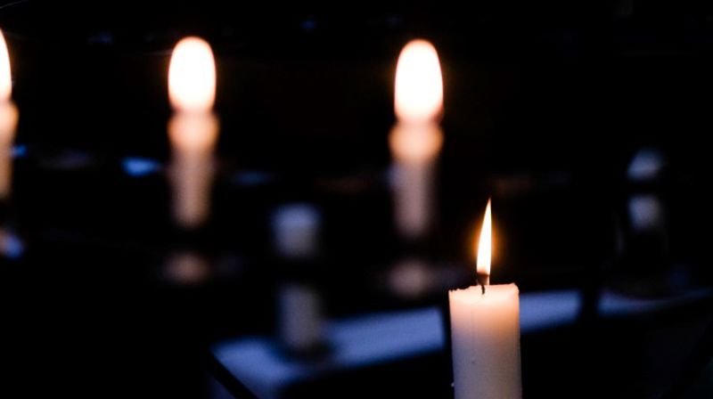 Tente levende lys i kirken