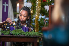 Ei jente tenner lys i adventskransen. Det er mange måter elever kan delta i på en skolegudstjeneste. (Foto: Bo Mathisen)