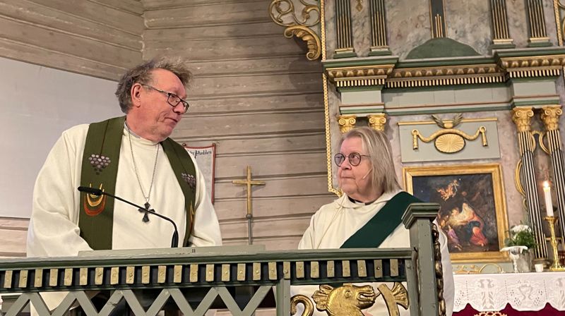 Prost Dagfinn Thomassen taler til Birgith. Foto: Jorunn Væge