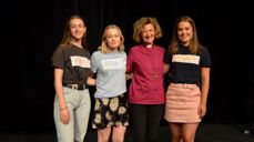 Under temauka overtar elevene skolens undervisning og opplegg. Fra venstre Anne Brøvig Pedersen, Lea Martinuzzi, biskop Kari Veiteberg og Amanda Hylland Spjeldnæs. De tre elevene er i ledergruppa for uka.