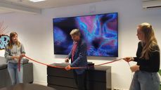 Biskopen klipper snora for Ønsket og Elsket flankert av Guro Leirstang (t.v.) og Elisa Damberg.