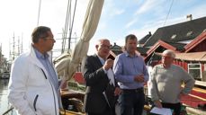 Odd Inge Uleberg (t.v.) fra Åpen folkekirke, Martin Birkedal fra Bønnelista og Markus Westermoen fra Nominasjonskomitéens liste under kirkevalgdebatten på Kirkeskipet under Arendalsuka. Debattleder var Jan Arild Holbæk (t.h.). Foto: Dag A. Kvarstein.