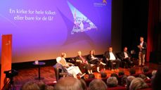 Kirkedebatten under Arendalsuka, f.v.: Kirkerådets direktør Jens-Petter Johnsen, kirkepolitiker Knut Lundby, biskop Solveig Fiske, prest Ingvild Osberg, stortingsrepresentant Svein Harberg, stortingsrepresentant Trond Giske og debattleder Helge Simonnes.