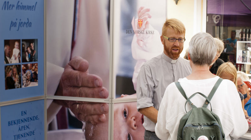 Sokneprest i Stokken, Bjørn Inge Holberg i samtale med en av besøkerne på standen.