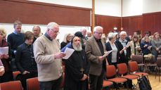 Biskop Thomas fra Egypt på Bibelskolen i Grimstad. Til venstre Tom Martin Berntsen, Landvik-prest og venn av Thomas, til høyre Eivind Skeie, forfatter av boka om biskop Thomas. Foto Dag A. Kvarstein