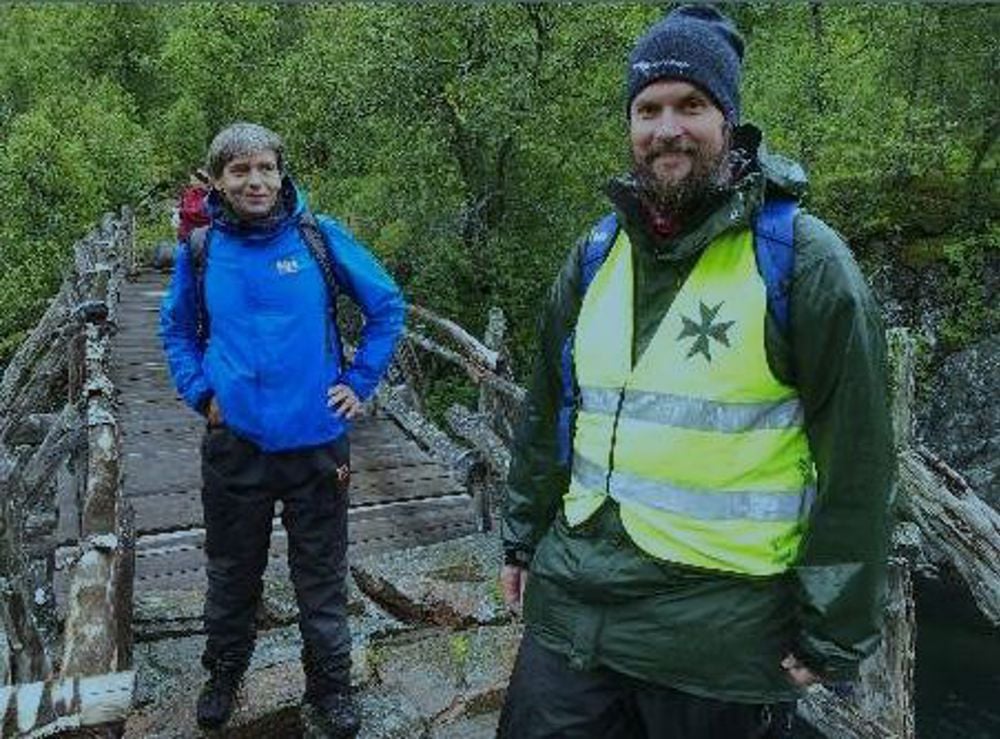 Biskop Stein Reinertsen var med på ein del av vandringa. Her saman med kjentmann Lars Geving.