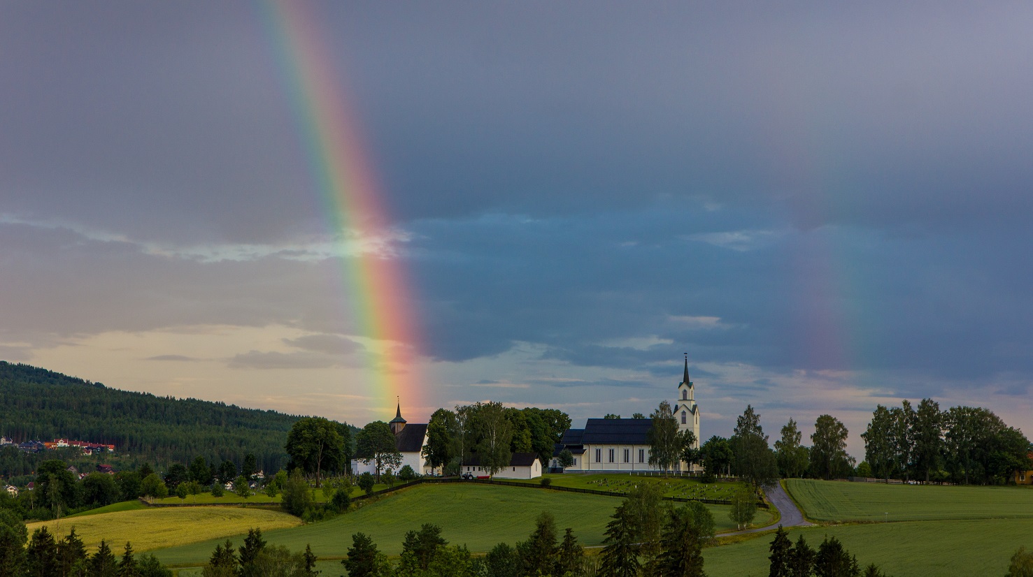 Ein del av pilegrimsseminaret er vandring til Bø gamle kyrkje. Foto: Signe Vreim Østtveit.