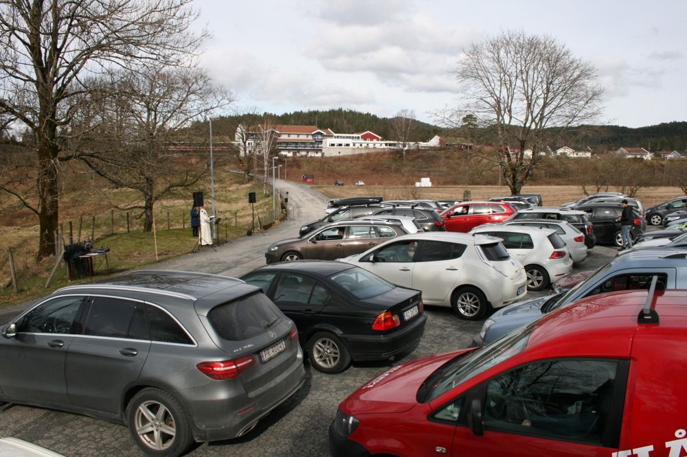 Mer enn 40 bilder rullet inn på parkeringsplassen ved Tveit kirke.