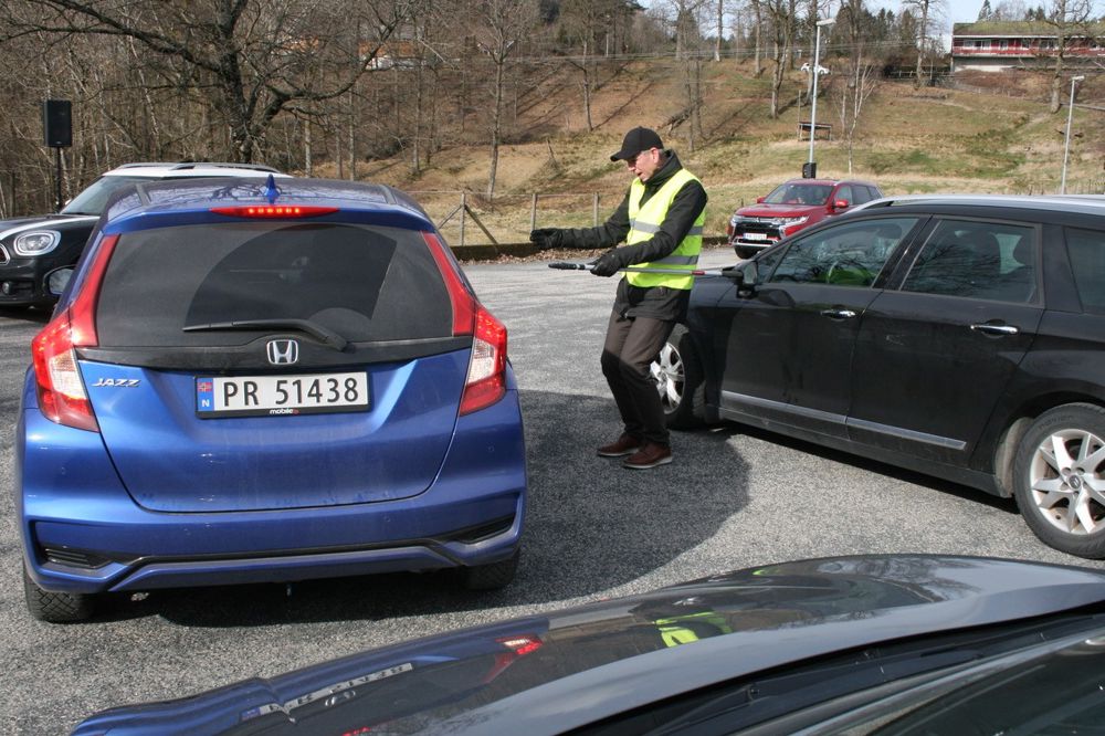 Mer enn 40 bilder rullet inn på parkeringsplassen ved Tveit kirke.