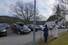 Drive-in gudstjeneste ved Tveit kirke søndag 22. mars ved sokneprest Jens Olai Justvik og kantor Ruth Sandvik. Foto: Asle Jøssang.