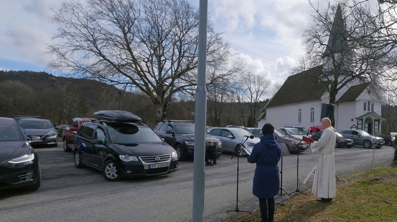 Drive-in gudstjeneste ved Tveit kirke søndag 22. mars ved sokneprest Jens Olai Justvik og kantor Ruth Sandvik. Foto: Asle Jøssang.