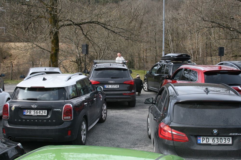 Drive-in gudstjeneste ved Tveit kirke. Foto: Dag A. Kvarstein