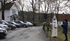 Drive-in gudstjeneste ved Tveit kirke søndag 22. mars ved sokneprest Jens Olai Justvik og kantor Ruth Sandvik. Foto: Lars Hollerud.