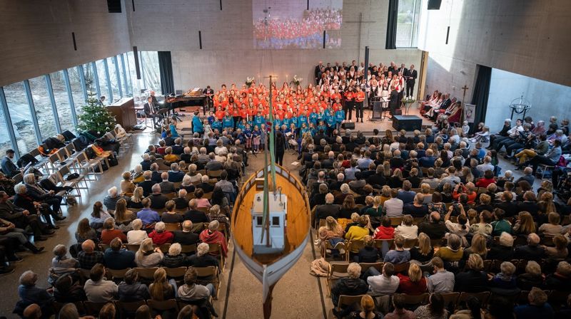 Den nye Flekkerøy kirke var stappfull og vel så det da den ble åpnet søndag 1. desember. Foto: Frank Otto Pedersen