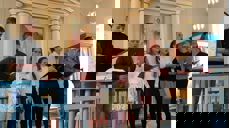 Flott med flere generasjoner er synlige i gudstjenestelivet når Grunge kirke inviterer til "Barnas kveldsbøn". Her imponerte barn og unge biskopen med sang og lesninger.