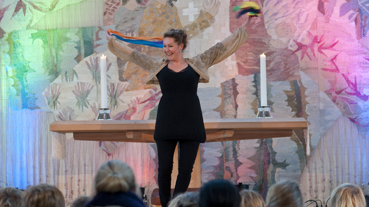 Skuespiller Liv Marie Skaare Baden i Lund kirke under forestillingen Guds gjøgler (den kulturelle skolesekken). 